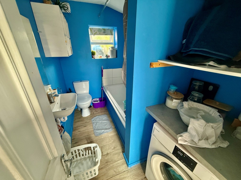 Lot: 69 - ATTRACTIVE PAIR OF SEMI-DETACHED HOUSES - 3 Mays Road - Bathroom with W.C.